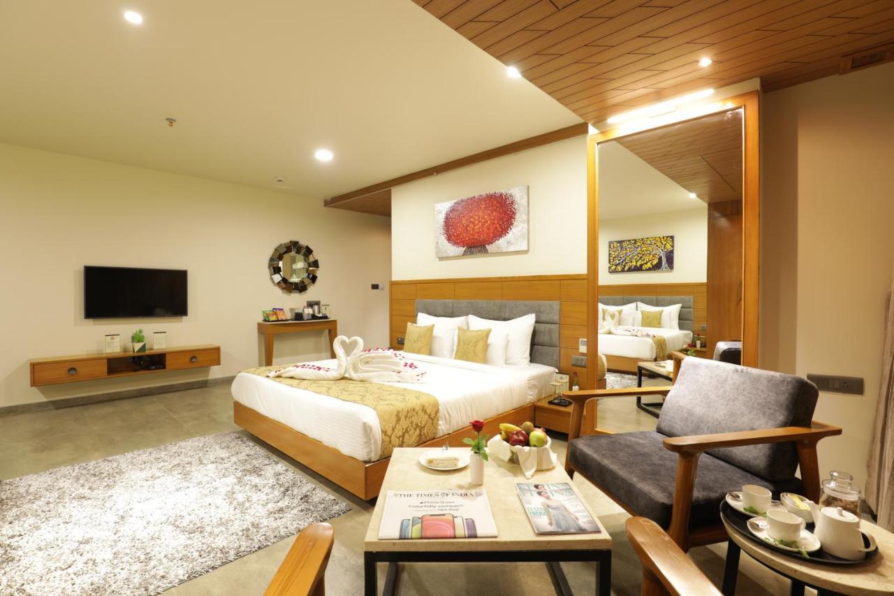 Tara Suns Hotell Vadodara Eksteriør bilde