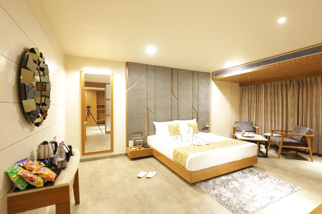 Tara Suns Hotell Vadodara Eksteriør bilde