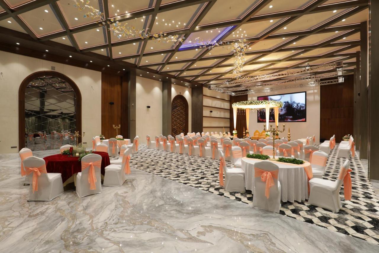 Tara Suns Hotell Vadodara Eksteriør bilde
